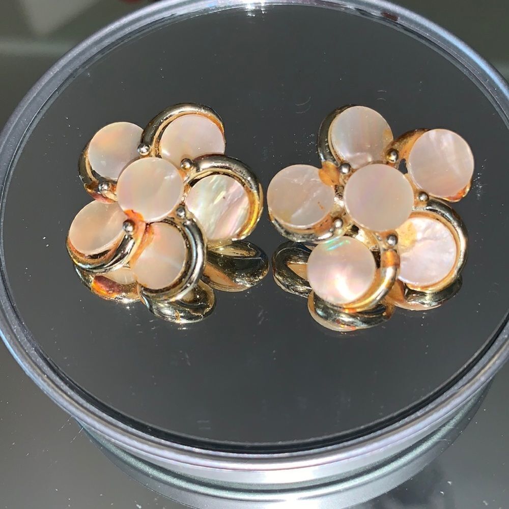 Vtg off white thermoset‎ flower clip on earrings